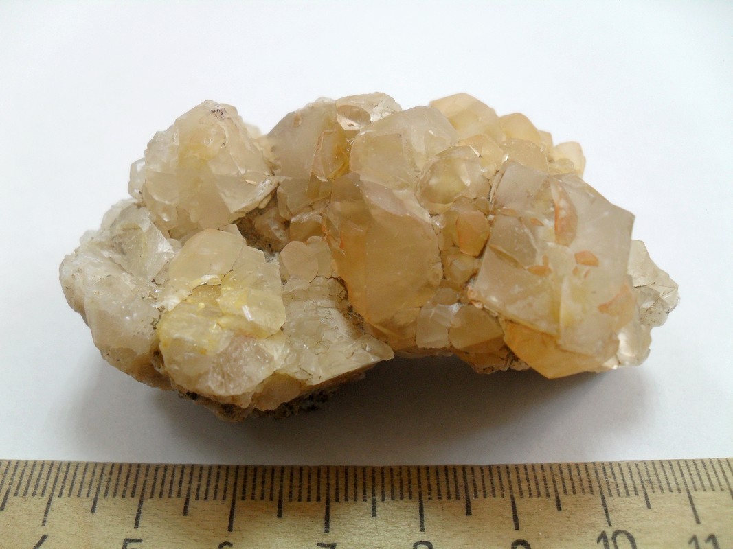 Природный кальцит. Кальцит минерал. Кобальт кальцит. Камень кальцит камень. Оранжевый кальцит минерал.